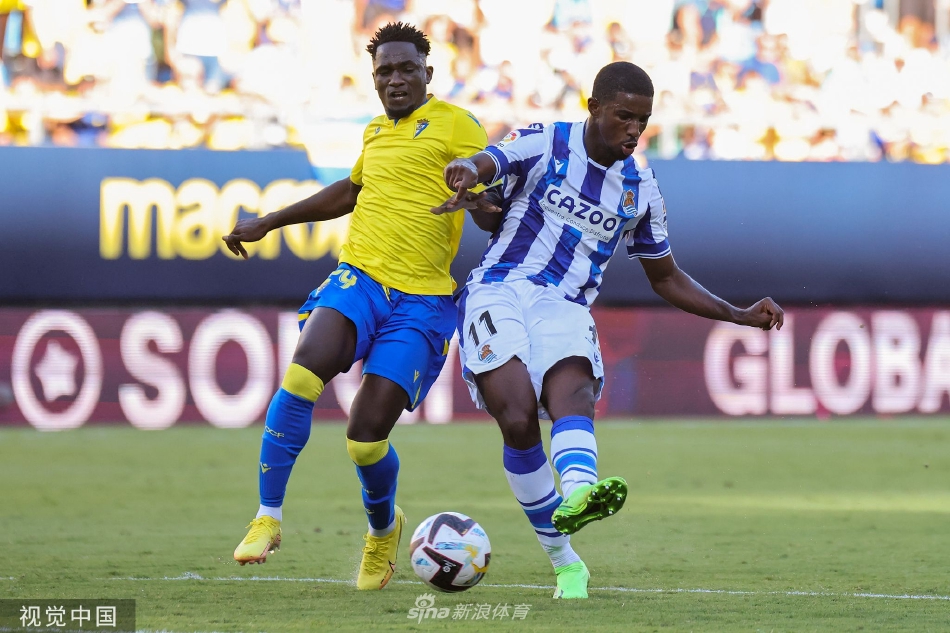 比赛结束后，皇家社会球员手搭肩围成一圈，向远道而来的客队球迷看台致谢。