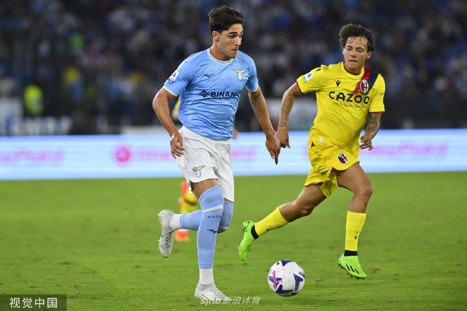 拉齐奥球员庆祝致胜进球，众人紧紧相拥激情呐喊，喜悦之情溢于言表。