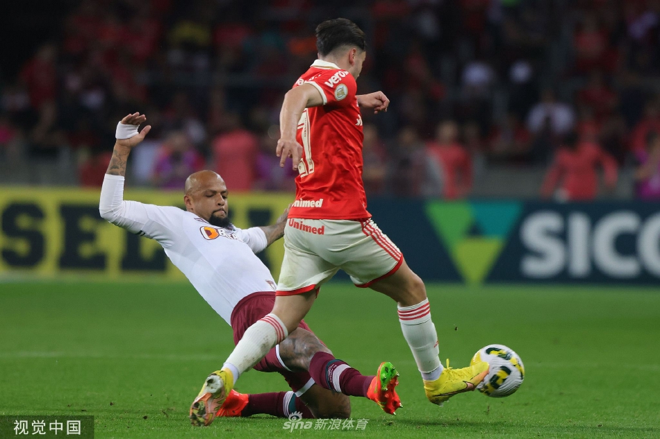 巴西国际队守门员飞身跃起，单掌将对手一记势在必得的弧线球射门托出横梁，动作舒展如雄鹰展翅。