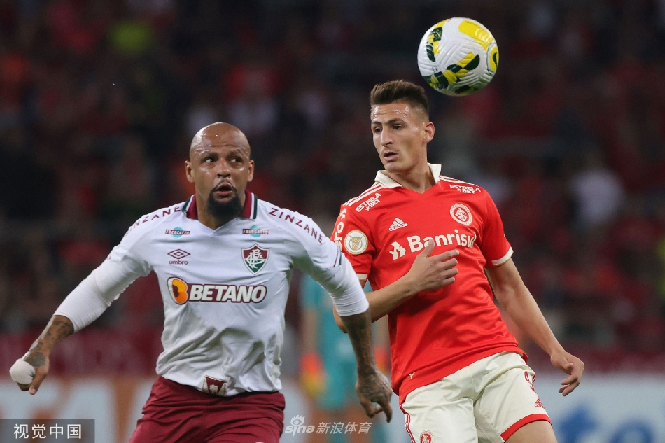 比赛尾声，巴西国际队再入一球，球员们激动地叠罗汉庆祝，教练席上的成员也全部跳起欢呼。