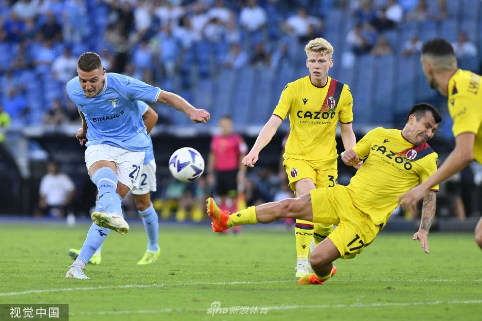 拉齐奥主教练萨里在场边凝神观赛，手托下巴陷入沉思，仿佛正在脑海中推演战局变化。