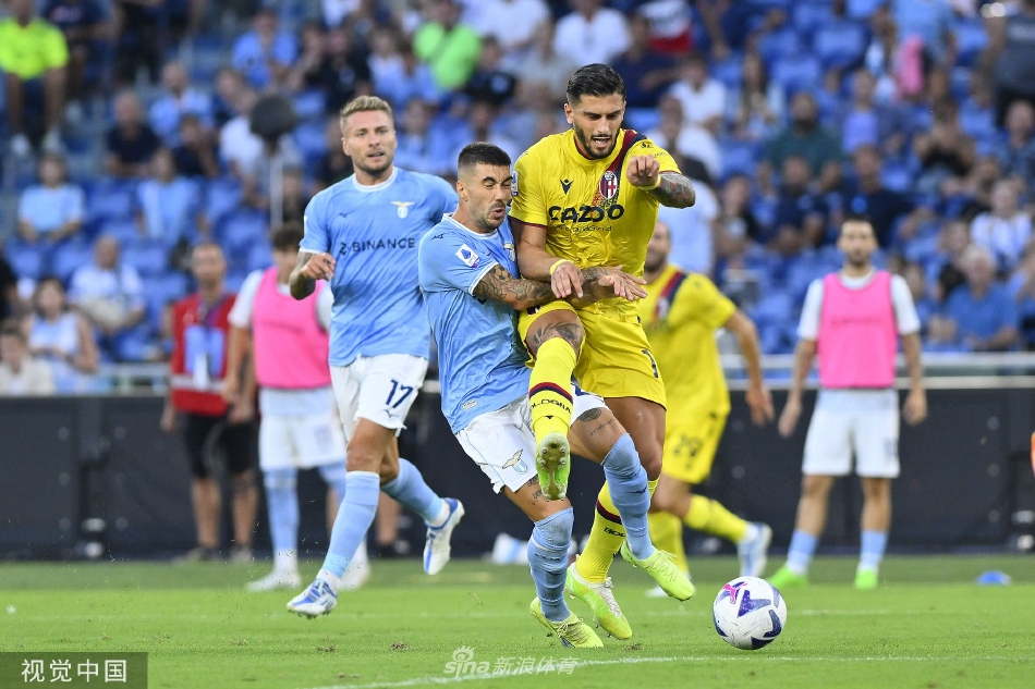 拉齐奥前锋带球突破，如蓝色闪电般撕裂博洛尼亚防线，主场球迷瞬间沸腾。
