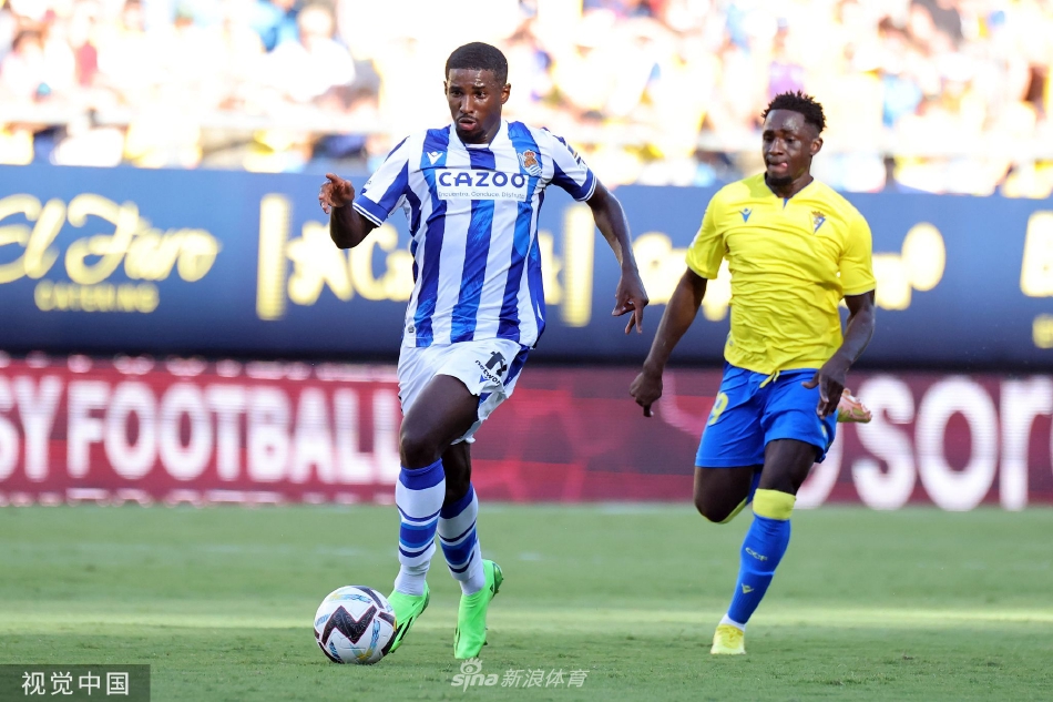 皇家社会门将雷米罗飞身跃起，单掌将一记势大力沉的远射托出横梁。