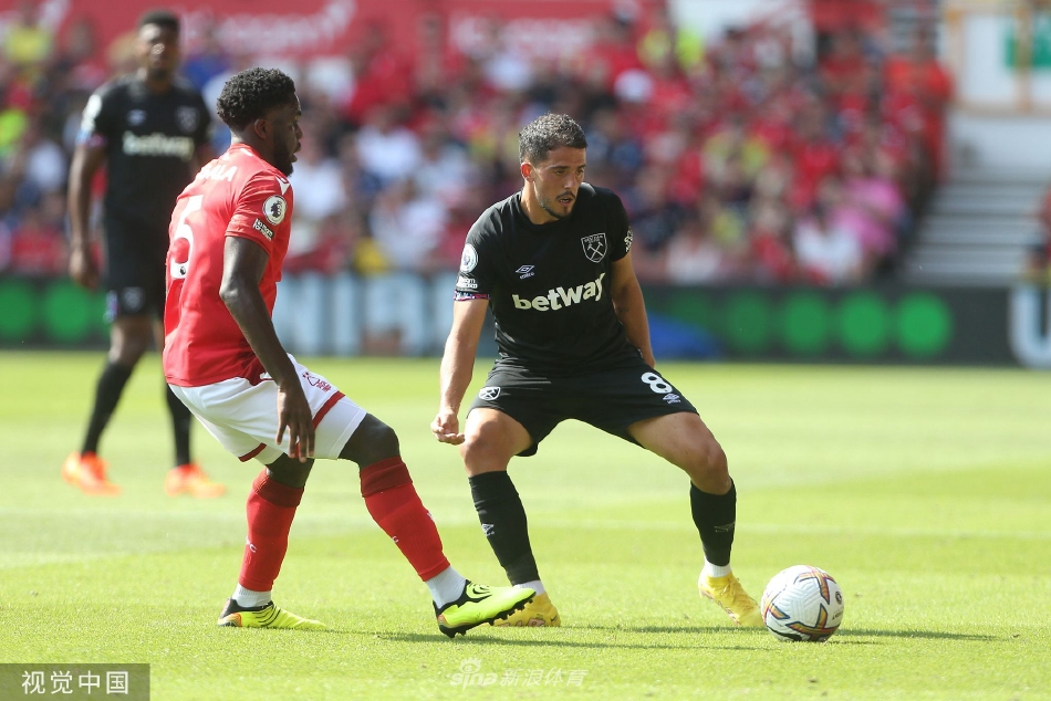 森林队进球功臣阿沃尼伊激情滑跪庆祝，在湿滑草皮上划出两道水痕，身后队友飞奔而来准备拥抱