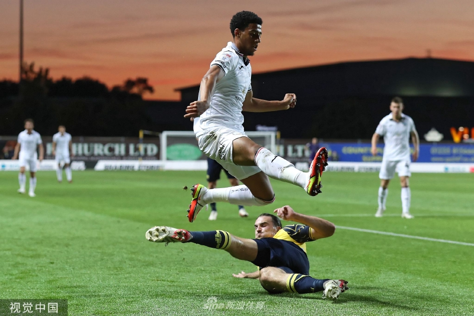 斯旺西球员杰·富尔顿仰天怒吼庆祝，他开场不久的任意球破门为球队取得领先