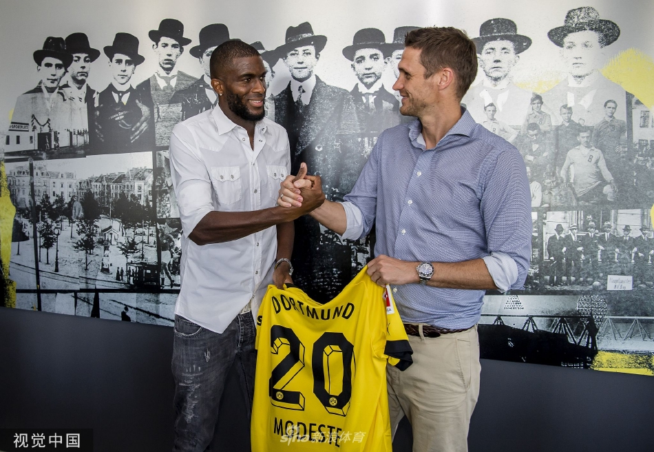 莫德斯特在签约后踏上威斯特法伦球场草皮，环顾宏伟的南看台，感受新主场的震撼氛围