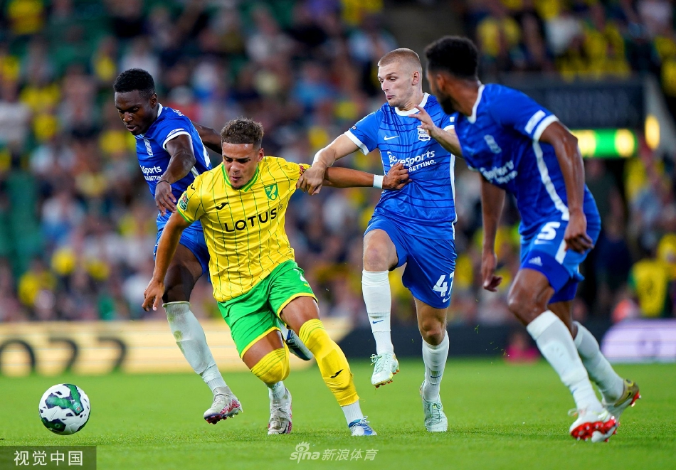 伯明翰球员围住进球功臣乔纳森·莱科庆祝，他们在两球落后的困境下没有放弃。