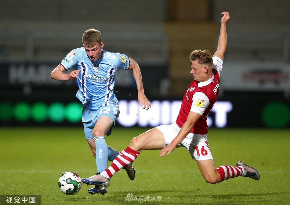 终场哨响，布里斯托尔城全队围拢在一起相互击掌鼓励，共同庆祝这场来之不易的客场大捷。