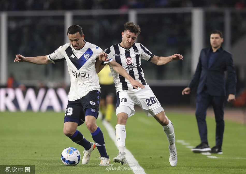 夜幕下的肯佩斯球场灯火辉煌，看台上汇聚成一片浩瀚的蓝白海洋，球迷们高举围巾，翘首以盼这场生死大战的开始。