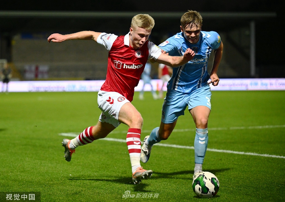 考文垂门将奋力侧扑，身体完全舒展，指尖堪堪触到疾驰而来的皮球，场面惊险万分。