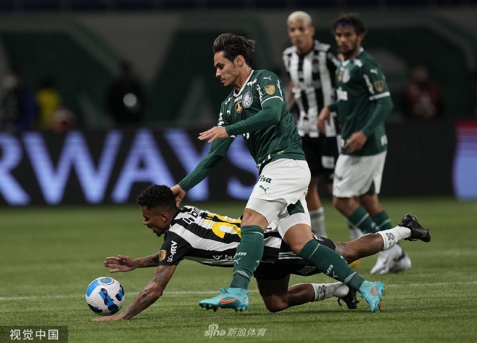 米内罗竞技核心胡尔克如坦克般扛开防守球员，他肌肉紧绷蓄势待发，眼中闪烁着坚定不屈的求胜火焰。