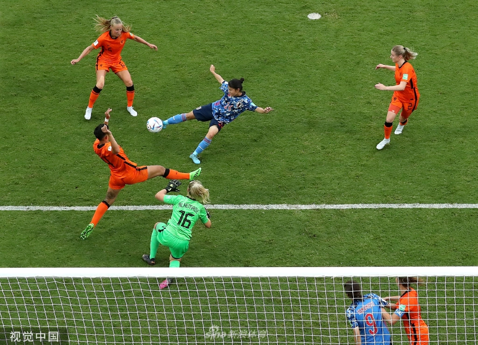 比赛结束后，日本队球员向远道而来的球迷看台鞠躬致谢