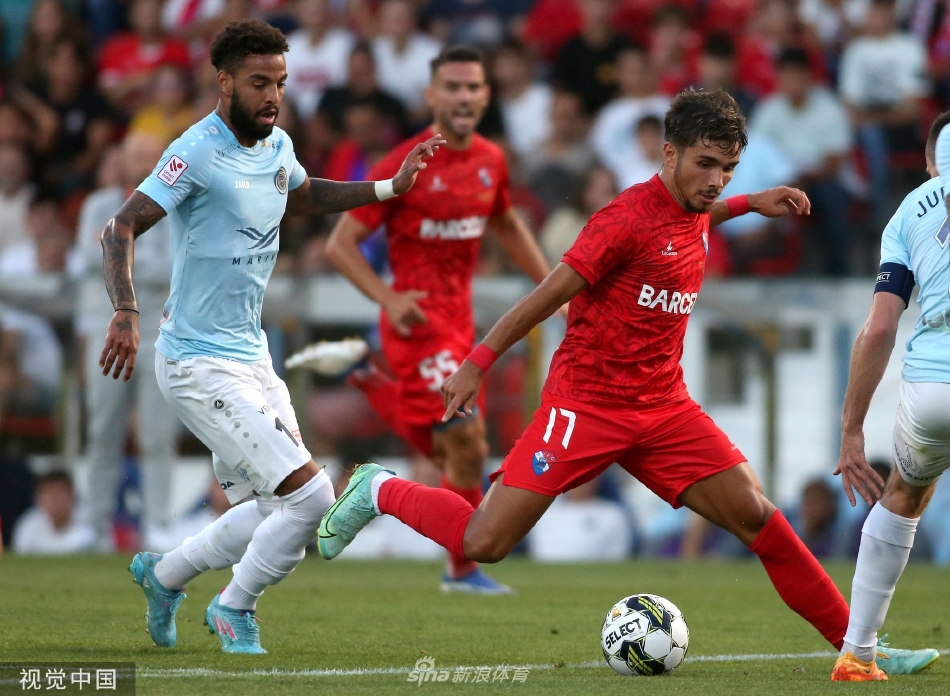 吉尔维森特中场核心在三人包夹中轻盈转身摆脱，仿佛绿茵场上的舞者，用智慧和技巧破解了对手的围剿。