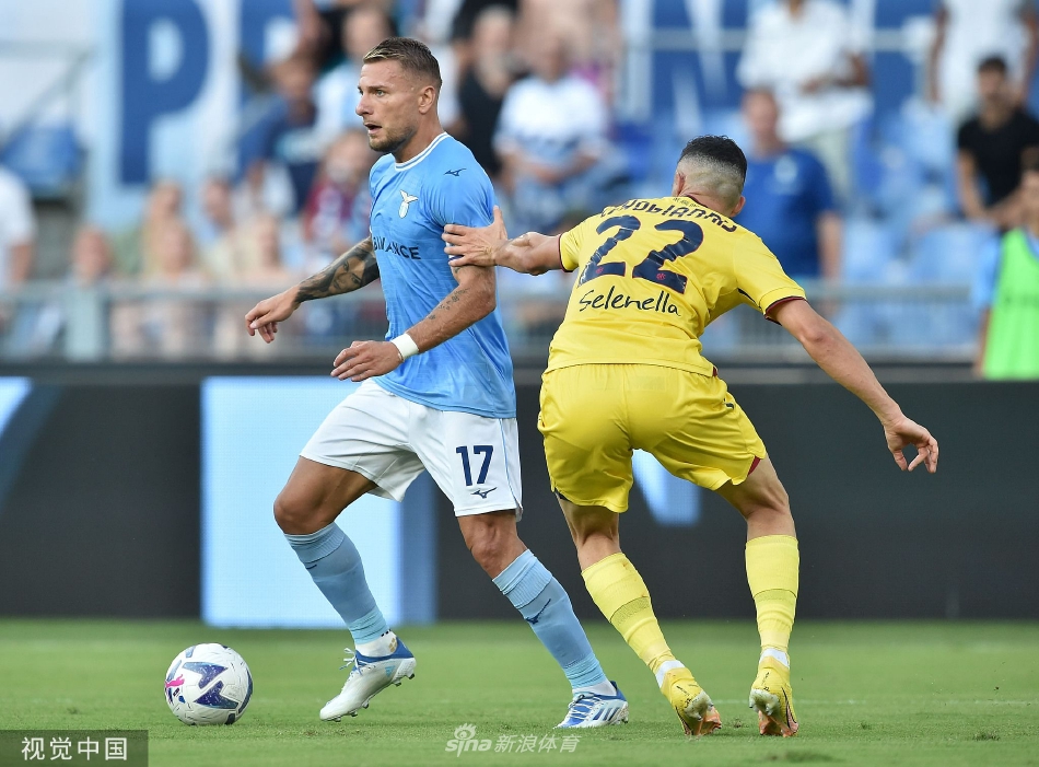 比赛结束后全景，奥林匹克球场灯光璀璨，绿茵场宛如舞台，记录着今夜所有的荣耀与遗憾。