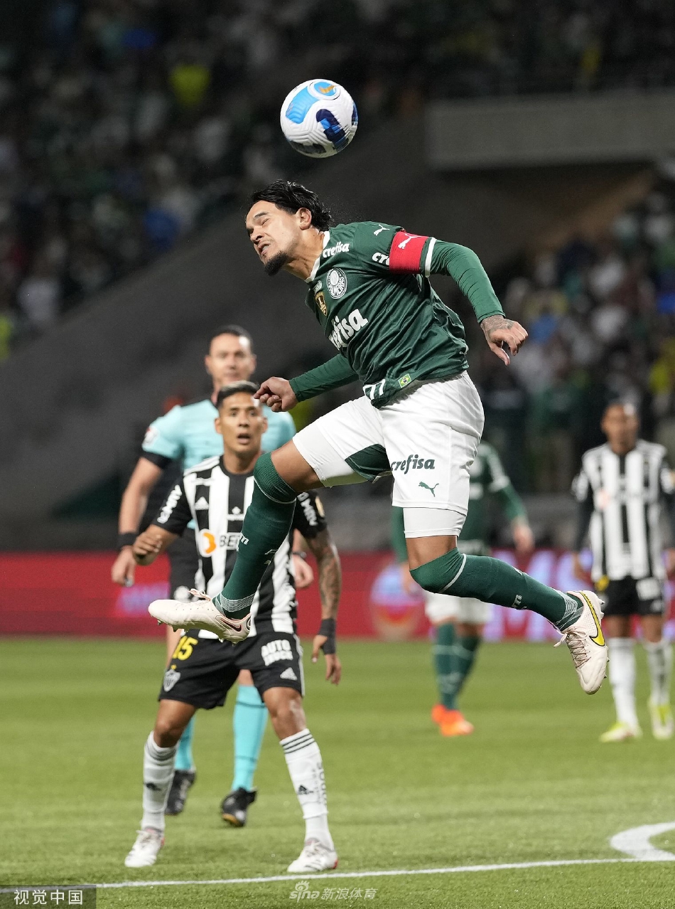 帕尔梅拉斯门将飞身侧扑，单掌将势在必进的射门拒之门外，身体舒展如雄鹰展翅，上演了决定比赛命运的神级扑救。