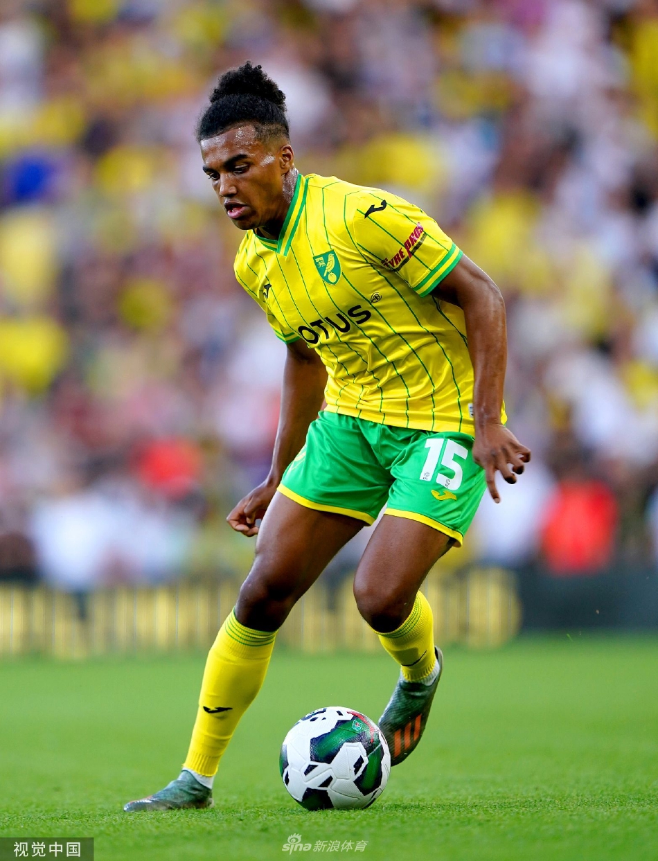 看台上一位身穿伯明翰球衣的小球迷神情专注又略带失望，他的球队战斗到了最后一刻。