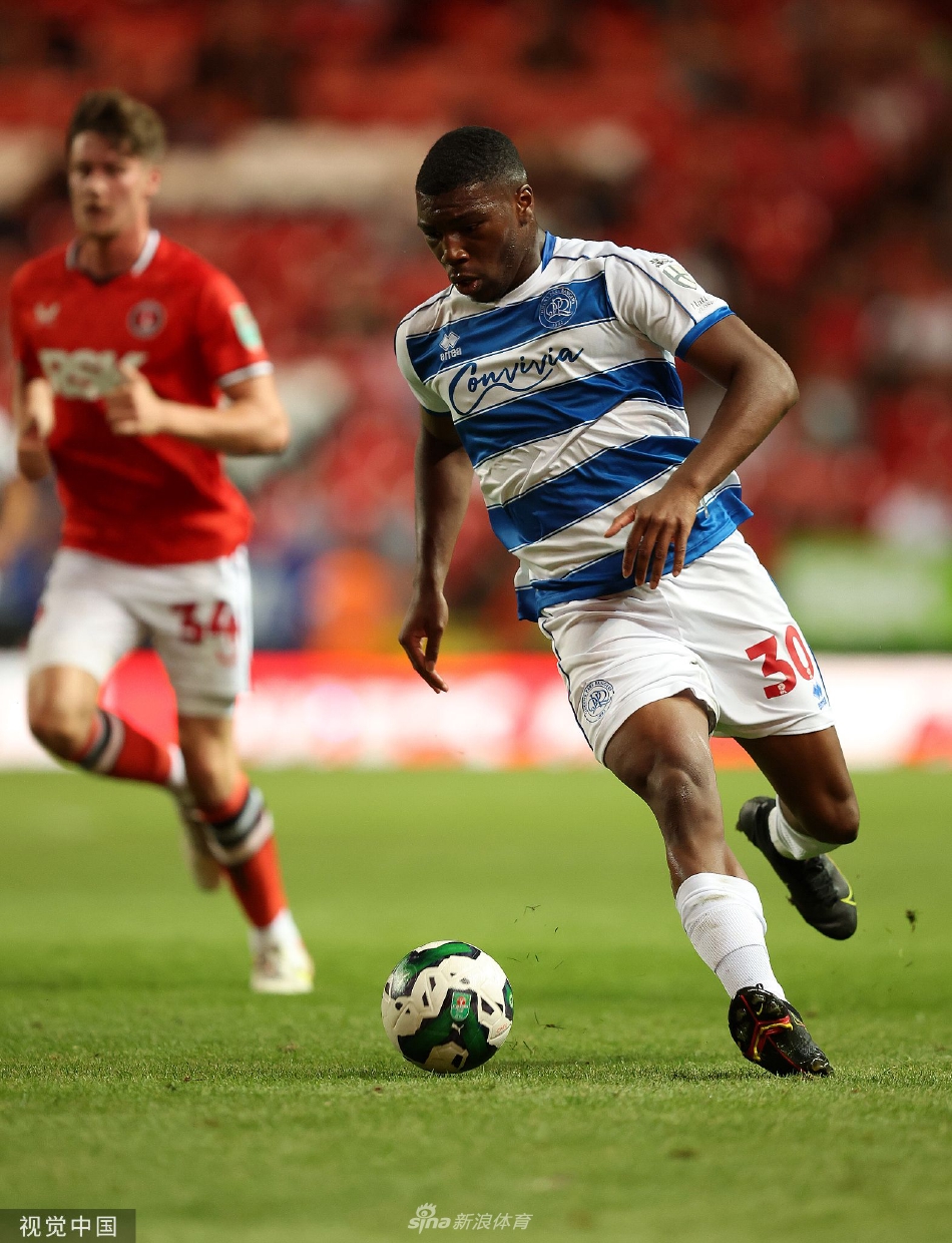 女王公园巡游者门将飞身侧扑，手臂极力伸展，试图封堵对手角度刁钻的射门，门前险象环生。