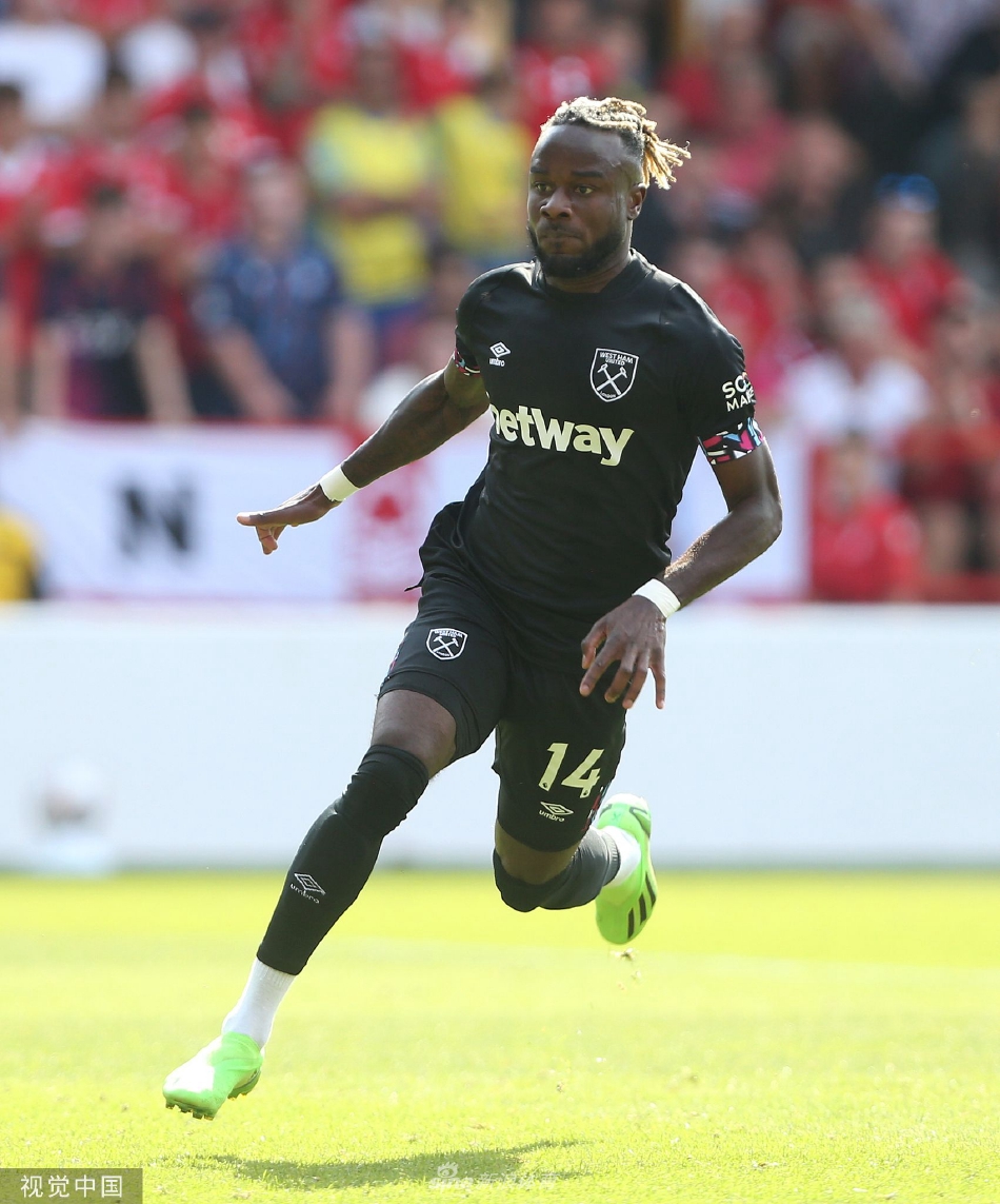 森林队门将迪安·亨德森飞身跃起单掌将球托出横梁，身体在空中完全舒展，眼神紧紧锁定足球轨迹