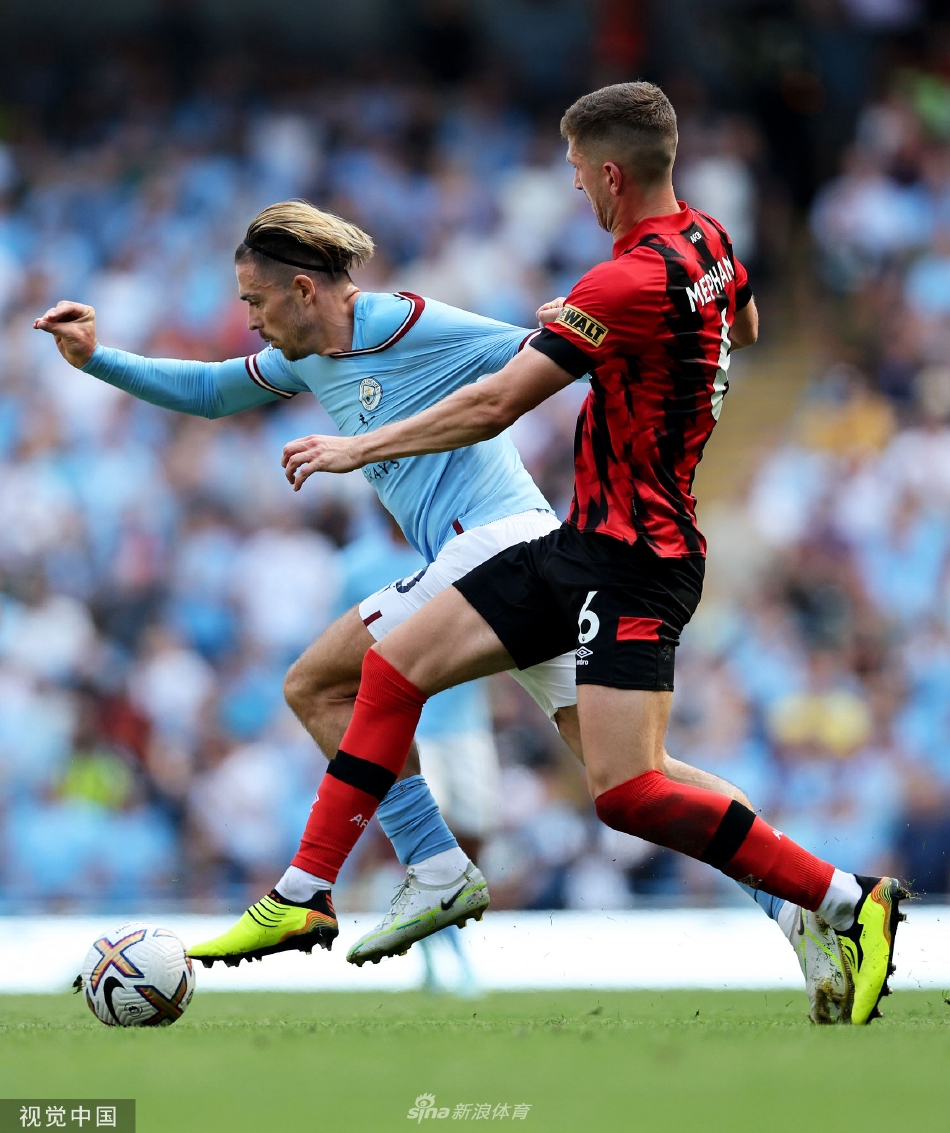 福登劲射破网后振臂欢呼，与德布劳内庆祝精妙连线