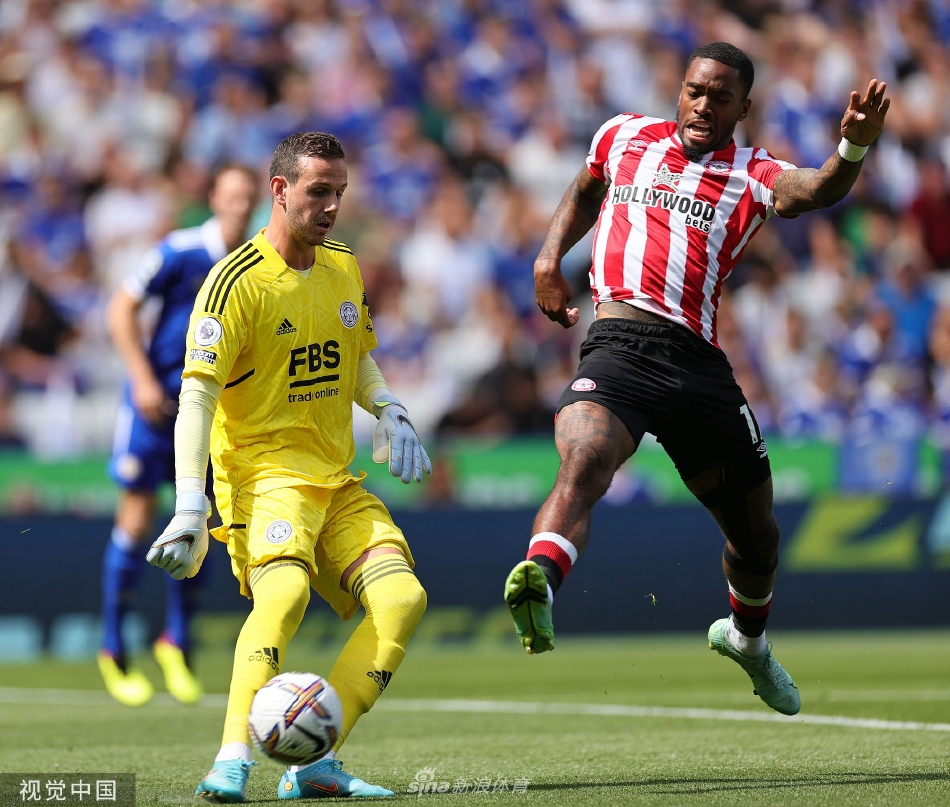 莱斯特城球星詹姆斯·麦迪逊带球突破，他灵巧转身闪过对方防守球员，眼神坚定地望向前场寻找传球路线。