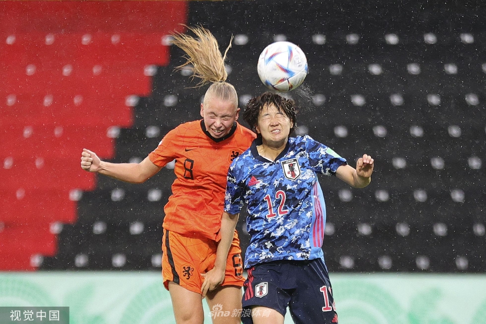 日本队进球后全队紧紧相拥庆祝，展现强大的团队凝聚力