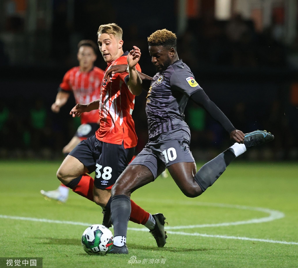 比赛关键时刻，双方球员在卢顿队禁区内混战，皮球在空中飞行，所有人都在专注地争夺落点。