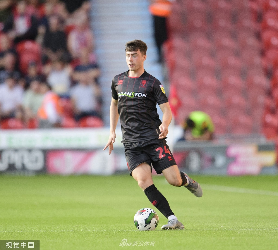 比赛结束后，林肯城门将与后卫击掌相庆，他们联袂完成了一场零封，防守端的稳健表现是获胜的基石。