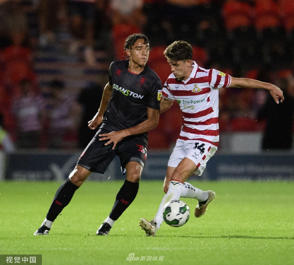 林肯城球员积极拼抢，在一次高球争顶中力压唐卡斯特球员，展现了出色的身体素质和取胜欲望。