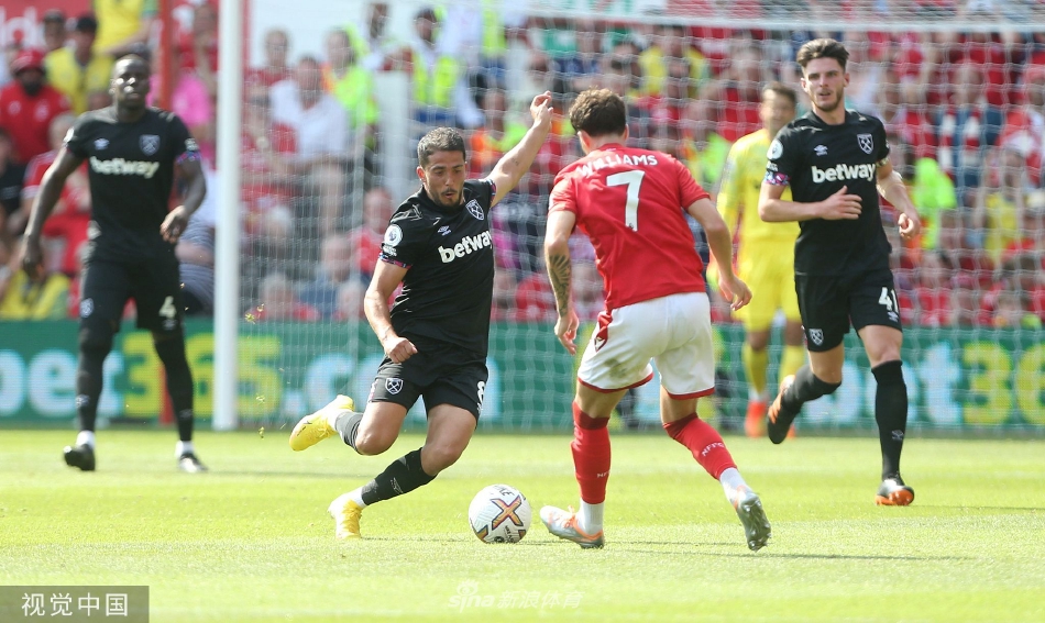 比赛激烈对抗瞬间，双方球员在中场寸土必争，泥水沾满了球衣，展现了英超联赛标志性的高强度身体对抗