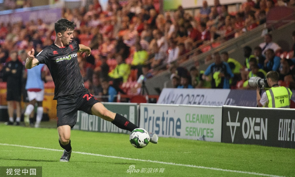 林肯城球员庆祝第二个进球，客队球员在中圈附近激动地拥抱在一起，展现了极佳的团队精神。