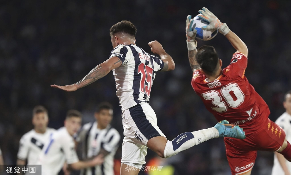 中场绞杀战如火如荼，双方球员重心下沉奋力拼抢，足球在密集的腿丛中滚动，场面焦灼令人窒息。