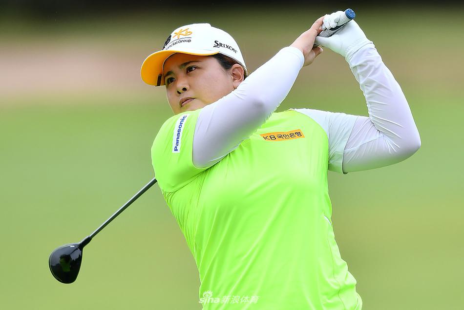 韩国高尔夫传奇朴仁妃在澳洲公开赛第二轮果岭边专注推杆，神情坚定
