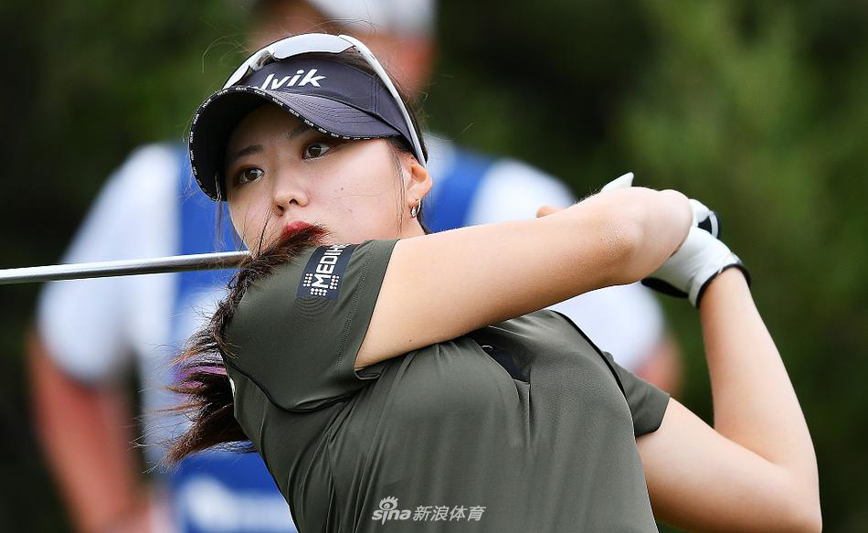 前世界第一高宝璟在澳洲公开赛次轮长草中冷静救球，技术细腻