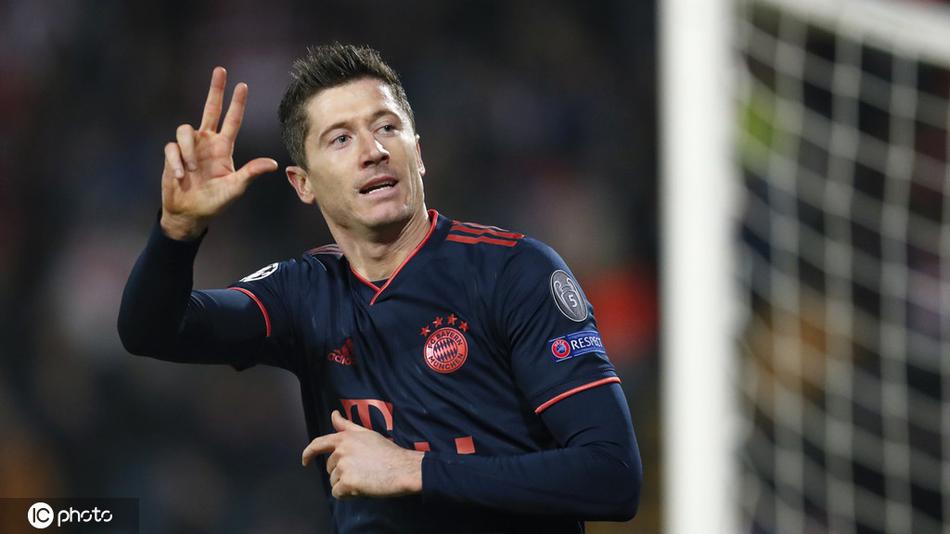 完成帽子戏法后，莱万被兴奋的拜仁队友团团围住，大家脸上都洋溢着难以置信的喜悦