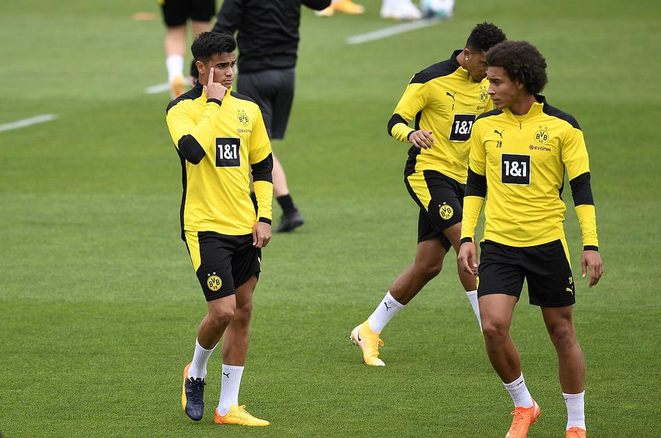 桑乔面带微笑，脚下的皮球仿佛被无形的线牵引，这位英格兰天才用轻松的姿态回应着转会流言