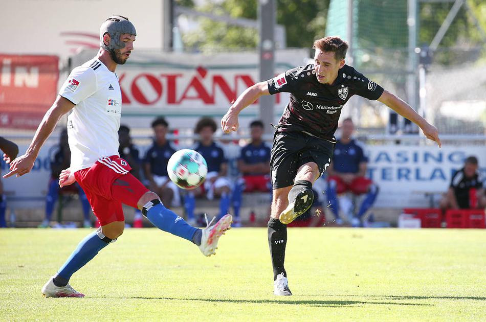 斯图加特的阿根廷射手尼古拉斯·冈萨雷斯在进球后激情庆祝，他的队友们纷纷围拢过来，分享这粒精彩进球的喜悦，看台上的球迷也为这精彩一幕欢呼雀跃。