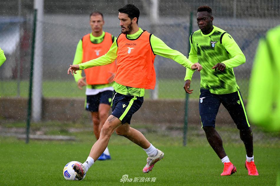 主帅小因扎吉双手插兜，站在场边凝视着球员们的对抗赛，他微微前倾的身体姿态透露出内心的紧张与期待，教练组其他成员在一旁记录数据，背景是罗马特有的松树轮廓。