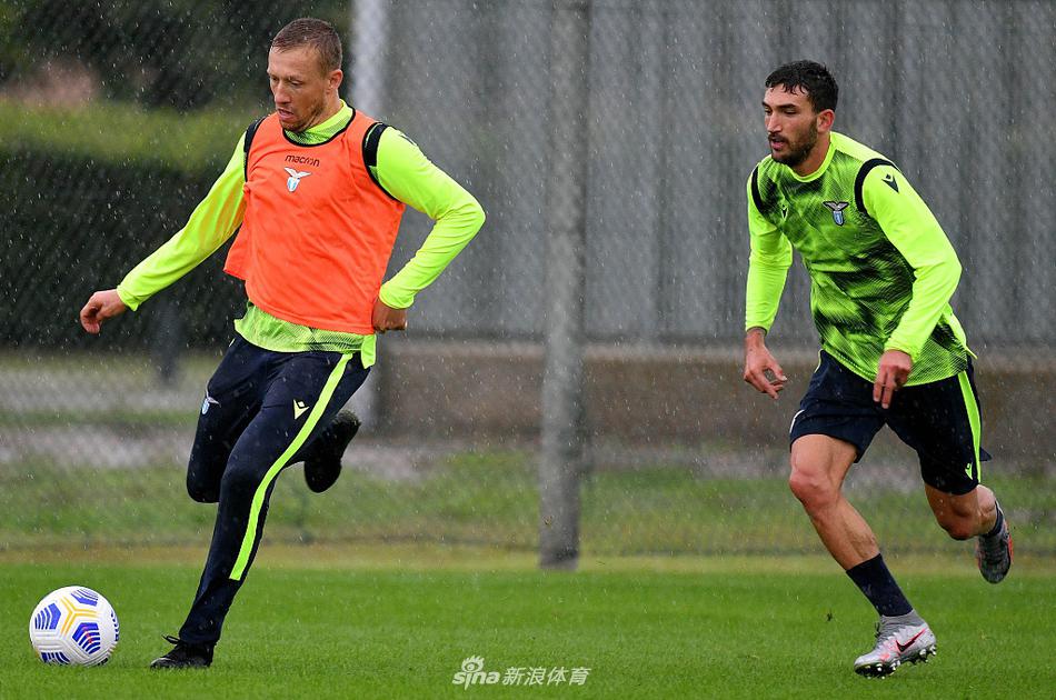 守门员教练正用手掌托出一记势大力沉的射门，门将斯特拉科沙飞身侧扑，身体完全舒展开来，像一只展翅的雄鹰，将皮球拒之门外，溅起的泥点见证着训练的激烈。