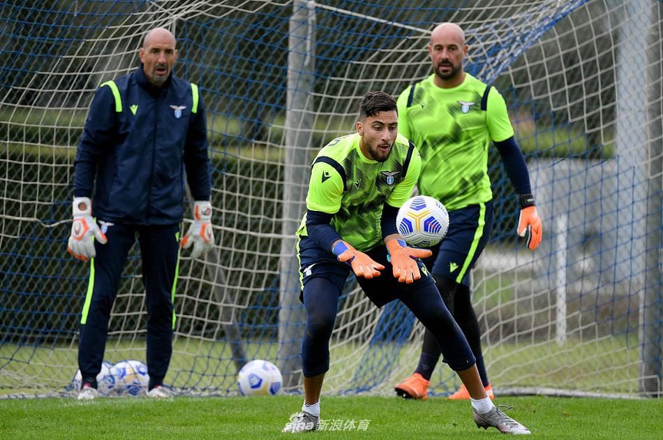 训练尾声，全队围成圆圈进行放松拉伸，球员们的手臂搭在彼此肩上，形成一道蓝色的同心圆，队医穿梭其间，夕阳将他们的影子拉得很长，团队与共的氛围在这一刻无声胜有声。