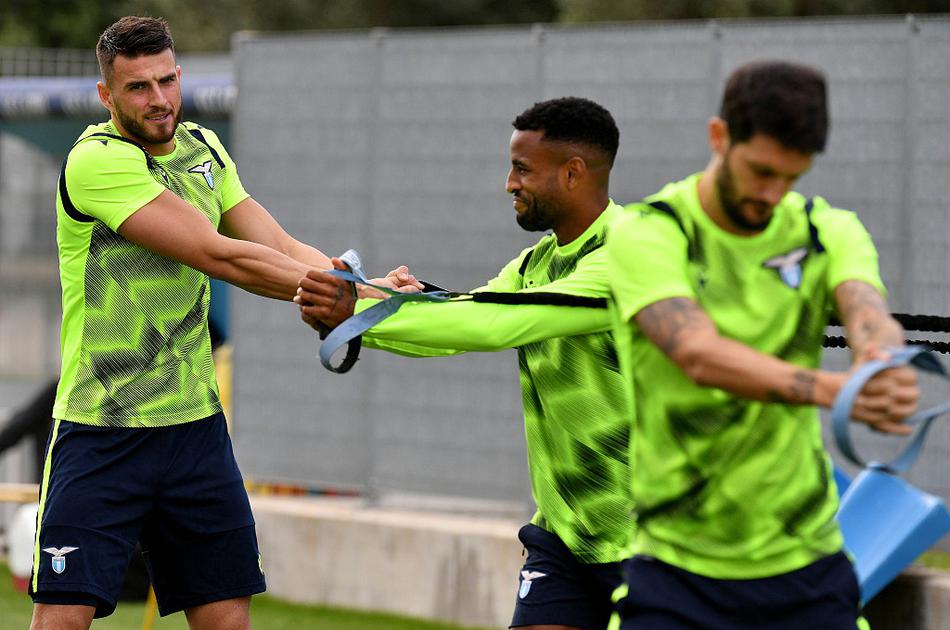 夕阳余晖洒在福尔梅洛训练基地的草坪上，几名完成训练的球员肩并肩走向场边，他们的剪影被拉得很长，身后是见证了他们每一滴汗水的空旷球场。