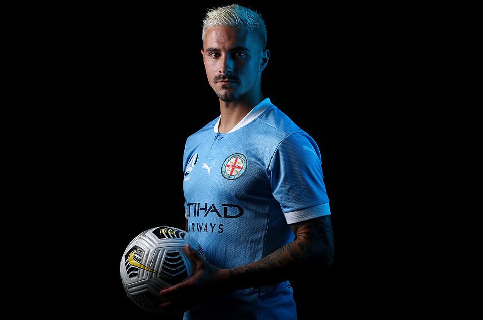 身穿天蓝色战袍的墨尔本城球员们并肩而立，温暖的斜阳为他们镀上一层金色轮廓，这一刻的和谐与团结，正是球队新赛季渴望重塑辉煌的力量源泉。