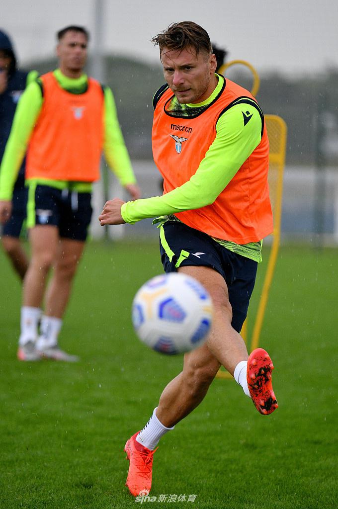 训练间隙，因莫比莱与米林科维奇并肩慢跑，两人表情轻松却难掩眼中战意，身后是队友们拉伸的身影，罗马午后的阳光透过训练围栏，在他们身上投下斑驳光影。