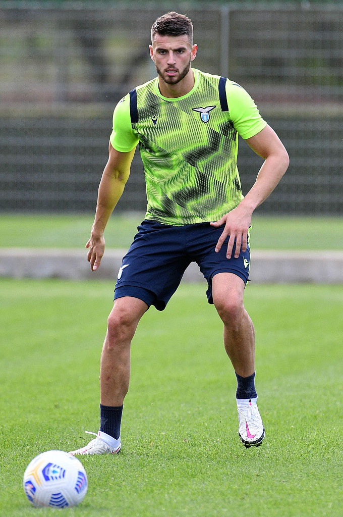 训练课间歇，几名拉齐奥球员围成一圈，进行着快速的一脚出球练习，皮球在阳光下划出白色的轨迹，球员们的眼神专注而愉悦，洋溢着团队协作的默契。