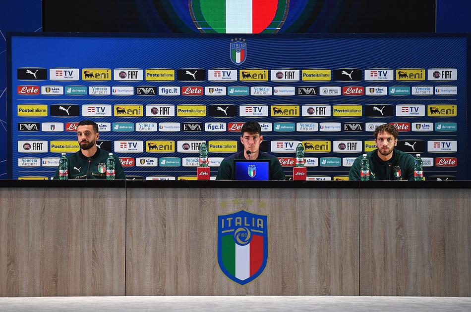 队长博努奇在发布会上眉头微蹙，双手比划着战术，向记者解释球队防守体系的调整，身旁的队友则认真倾听。