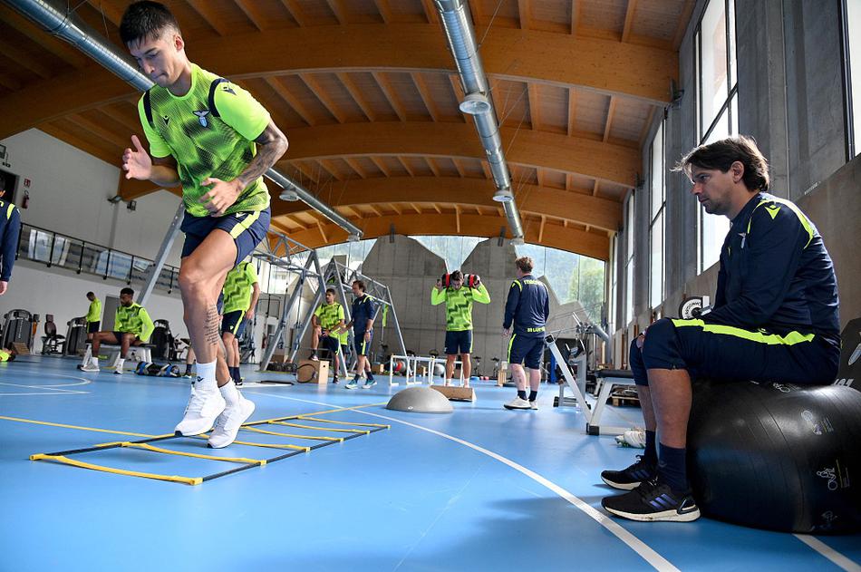 蓝鹰门神目光如炬，在福尔梅洛的阳光下全神贯注，指尖仿佛能触碰到来袭的皮球