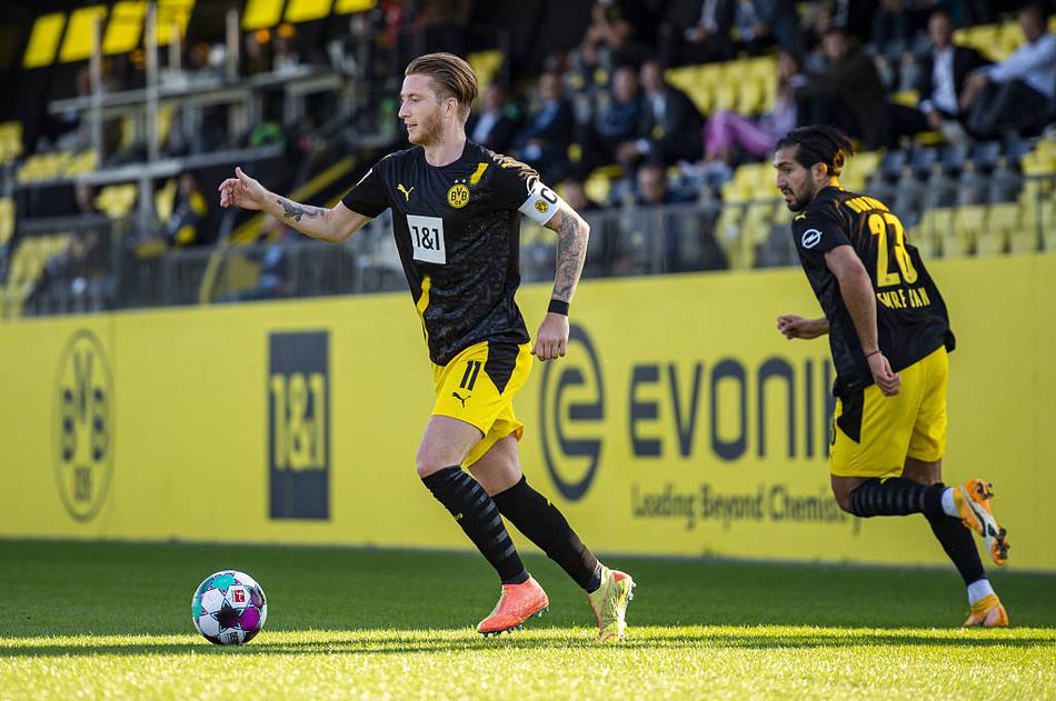 终场哨响，虽然比分是2-1，但胜利的喜悦写在每位多特蒙德球员的脸上。这场比赛的胜利不仅仅是一个数字，它象征着球队核心的强势回归，也为即将启程的新赛季注入了一剂强有力的信心催化剂。