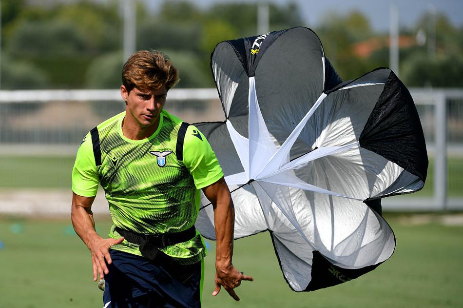 训练场边，主教练小因扎吉双手叉腰，目光如炬地注视着场内的一举一动。他时而大声呼喊指导跑位，时而沉默思考战术细节，这位年轻教头的运筹帷幄将决定蓝鹰新赛季能飞多高。