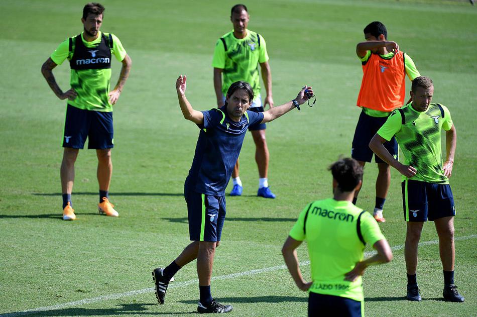 在罗马福尔梅洛训练基地的阳光下，拉齐奥球员们正神情专注地进行分组对抗，绿茵场上的身影充满了力量与决心，为新赛季的意甲联赛积蓄能量。