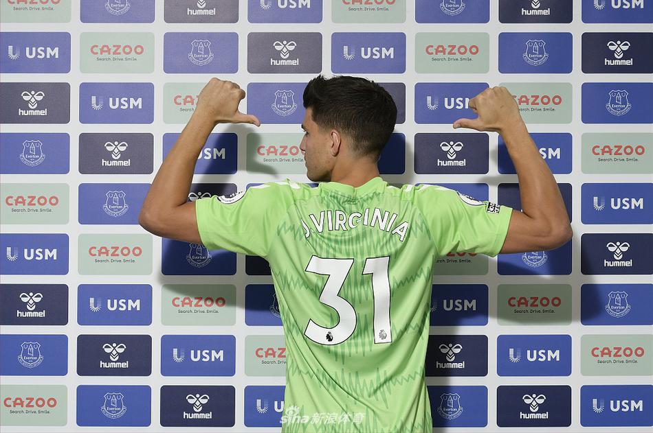 签约仪式上，若奥·维吉尼亚手持埃弗顿围巾，表情庄重而坚定，面前摊开的合同代表着他职业生涯的新篇章正式开启。