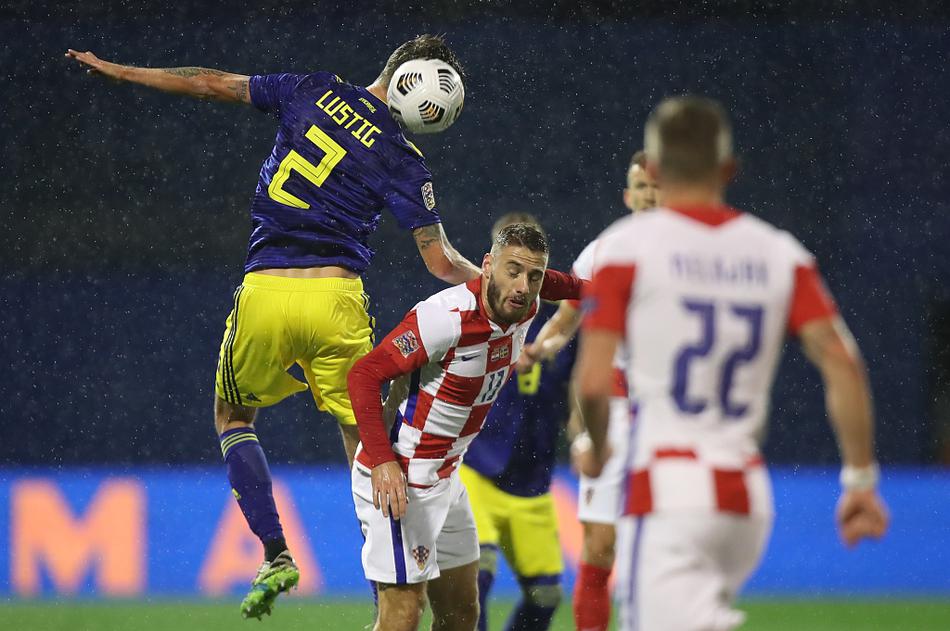 克罗地亚边锋佩里西奇在湿滑的边路衔枚疾走，脚踝灵巧变向过掉防守球员，溅起的草屑和雨水模糊了他的身影，唯有一往无前的气势穿透屏幕。